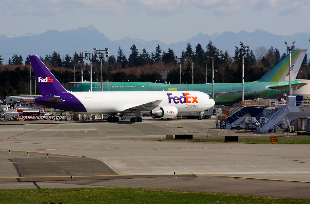 FedEx 767 N115FE at Paine Field