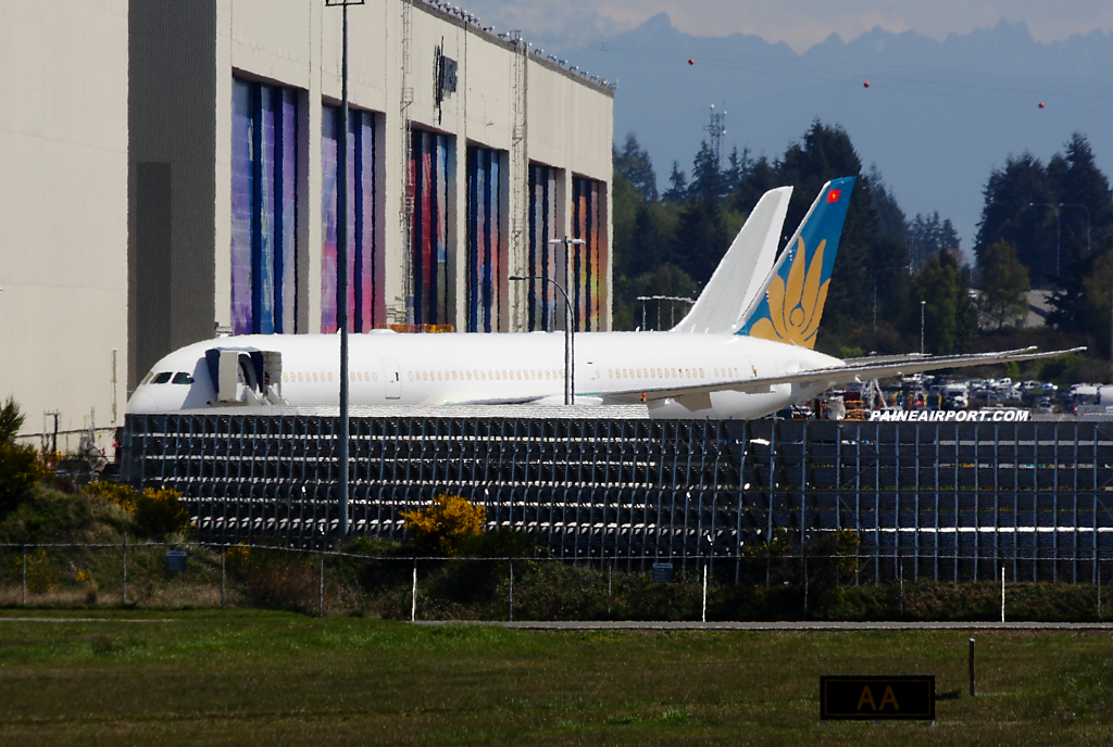 Vietnam Airlines 787-9 at Paine Field