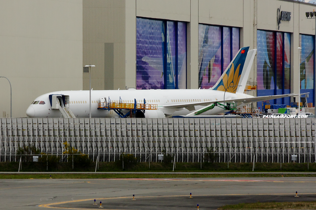Vietnam Airlines 787-9 at Paine Field
