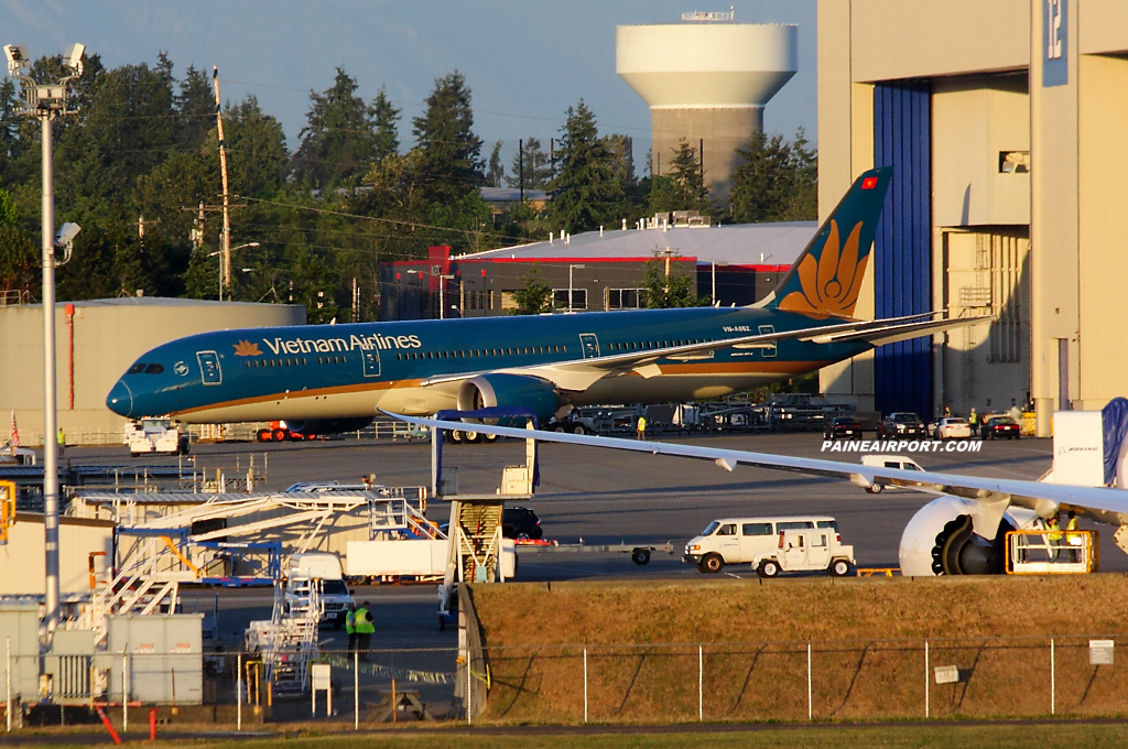 Vietnam Airlines VN-A862 at Paine Airport