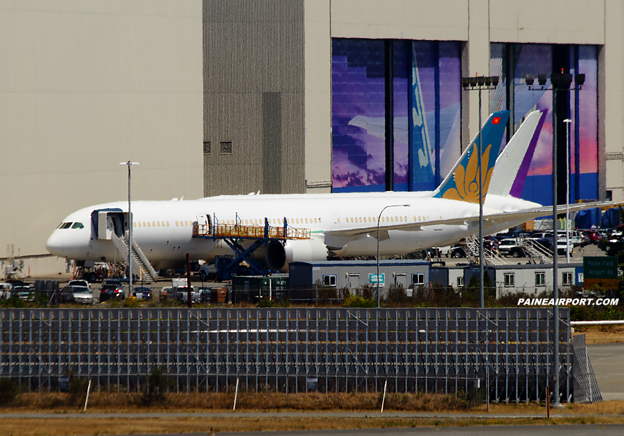 Vietnam Airlines 787-9 at Paine Airport