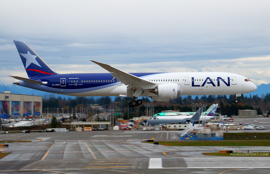 LAN 787-9 CC-BGG at Paine Airport