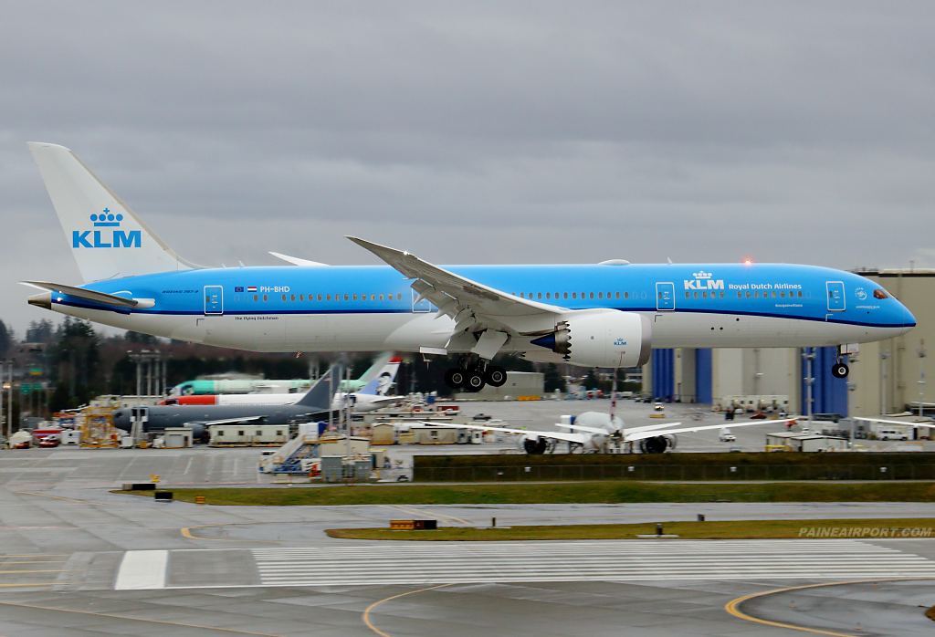 KLM 787-9 PH-BHD at Paine Airport