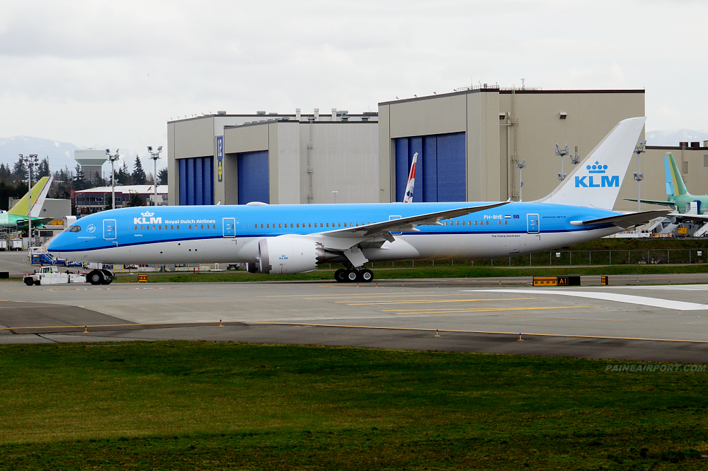 KLM 787-9 PH-BHE at Paine Airport
