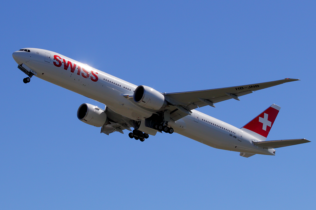 SWISS 777 HB-JNB at Paine Airport