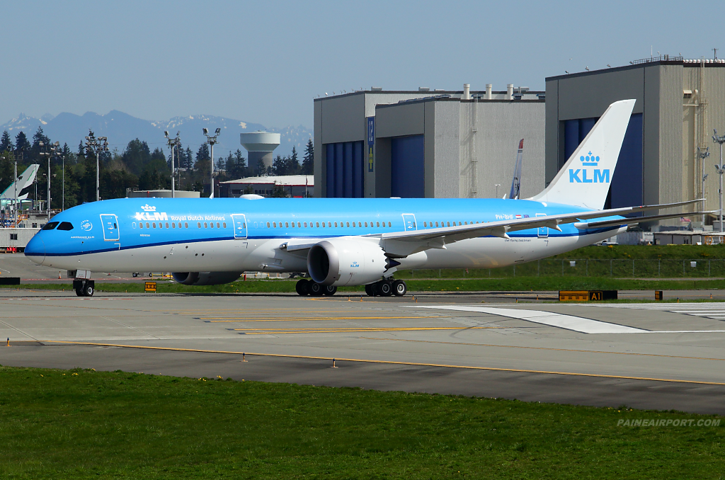 KLM 787-9 PH-BHF at Paine Airport