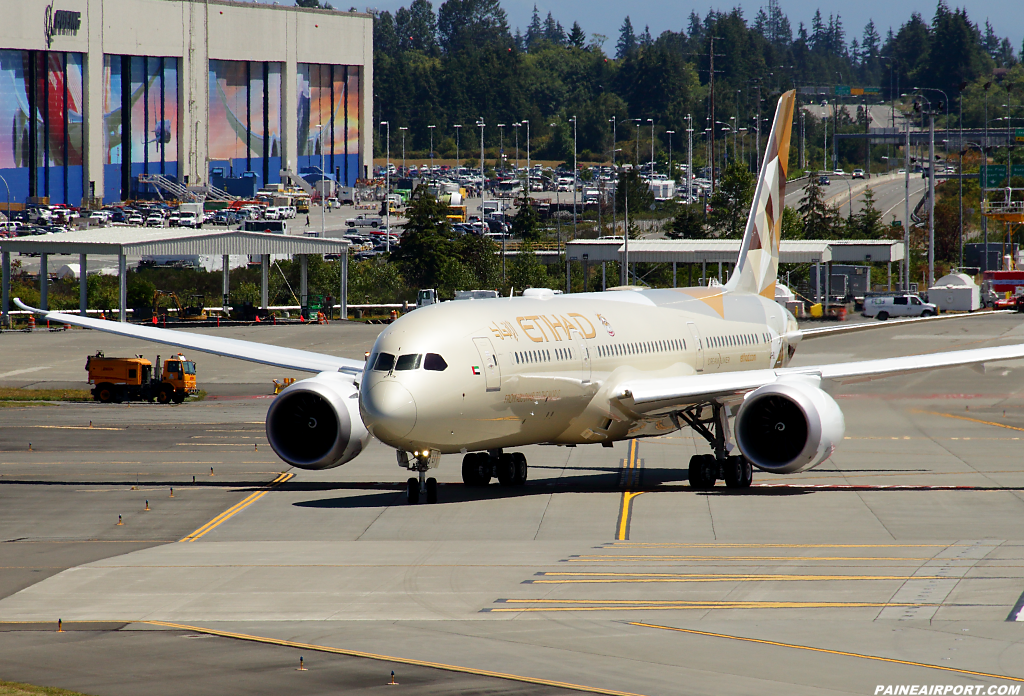 Etihad Airways 787-9 A6-BLI at Paine Airport