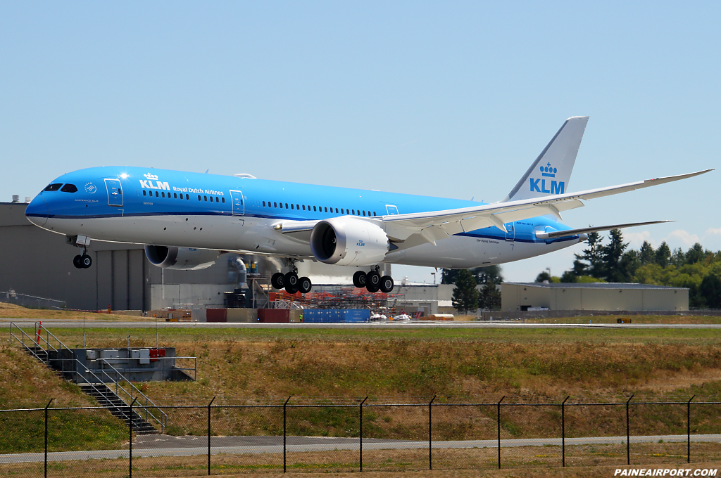 KLM 787-9 PH-BHH at Paine Airport