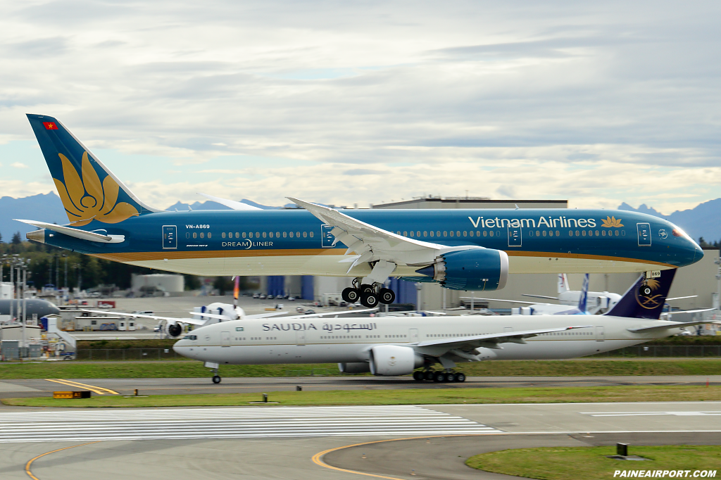 Vietnam Airlines 787-9 VN-A869 at Paine Airport