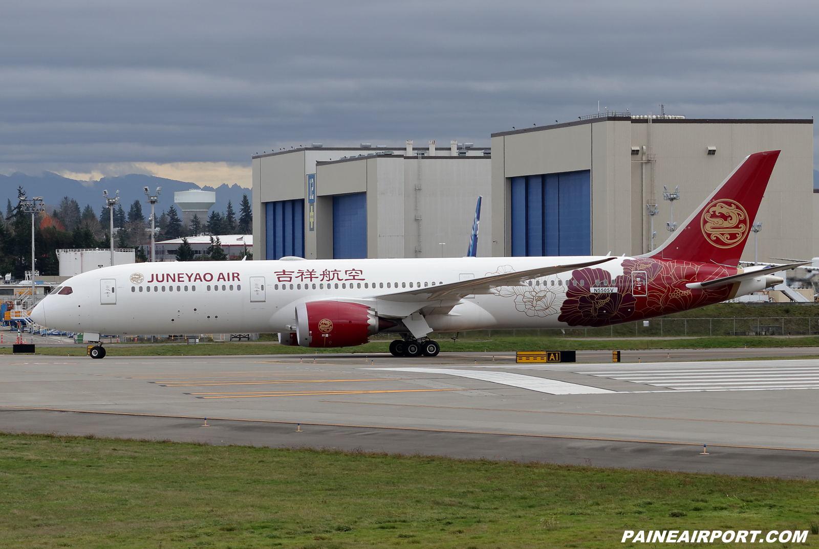 Juneyao Air 787-9 at KPAE Paine Field