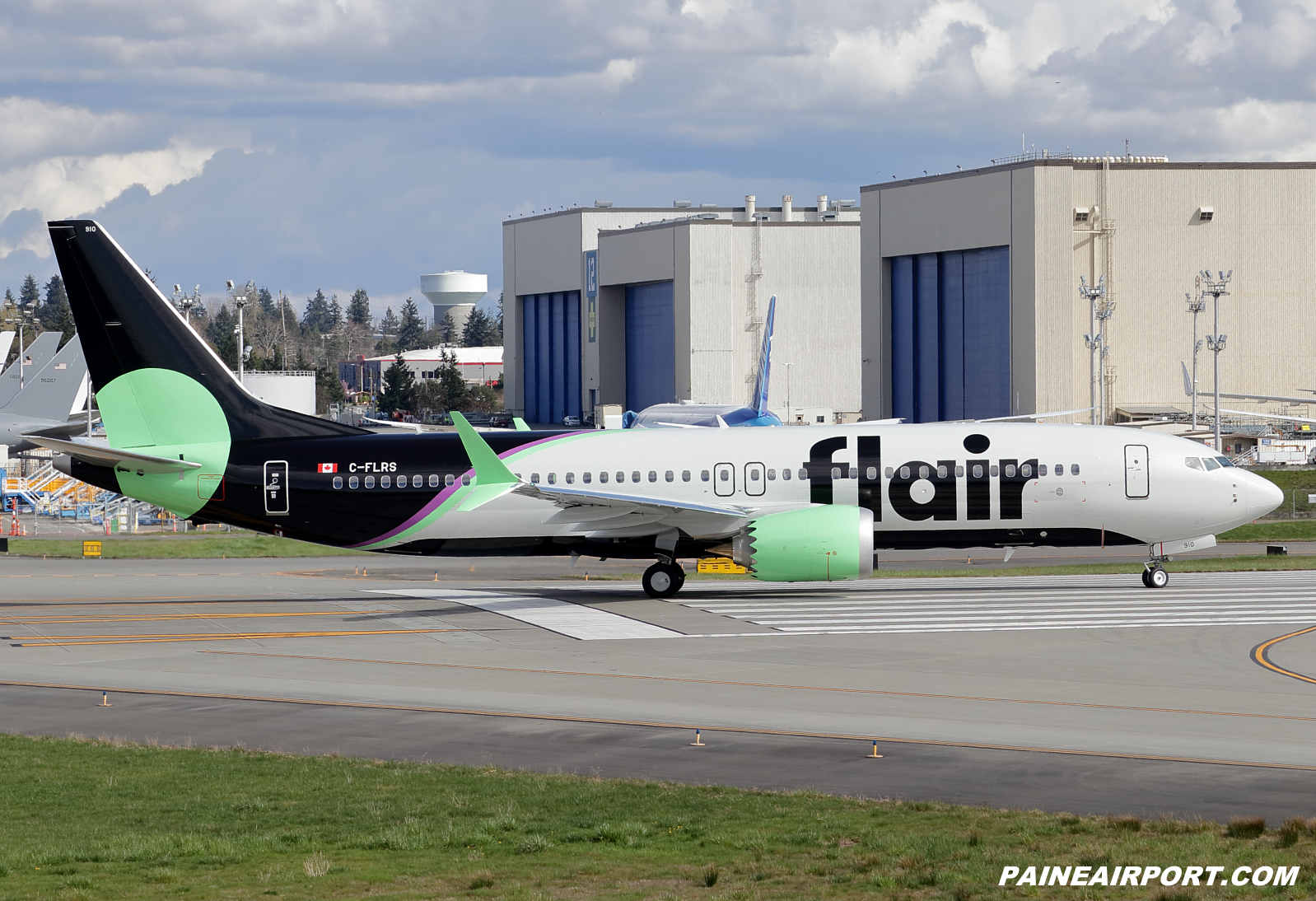 Flair Airlines 737 C-FLRS at KPAE Paine Field
