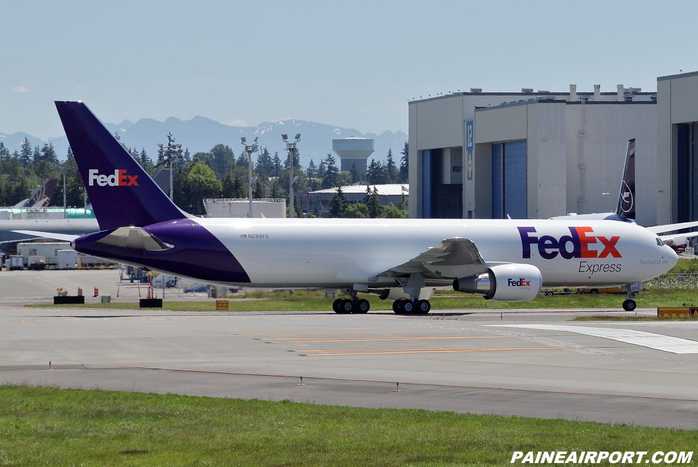 FedEx 767 N289FE at KPAE Paine Field