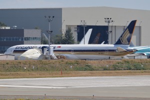 Singapore Airlines 787-10 9V-SCQ at KPAE Paine Field